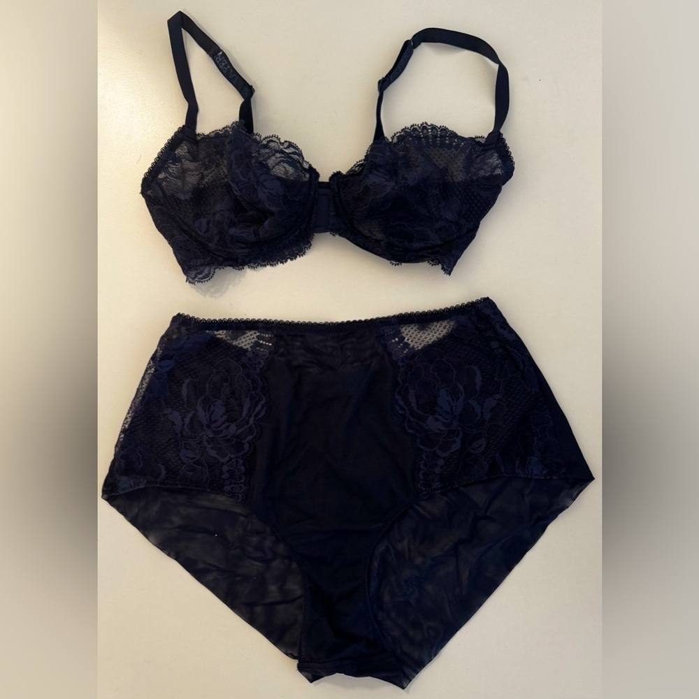 La Perla lingerie: matching navy blue bra & panties